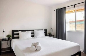 4 slaapkamers, een strijkplank/strijkijzer, reisbedje, wifi