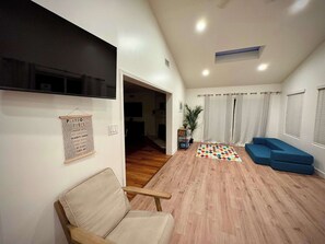 Televisor, llar de foc i oficines 