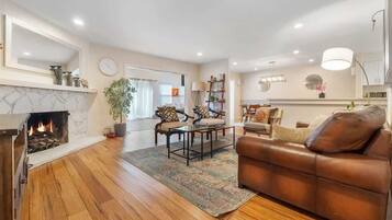 Televisión, chimenea, libros y oficina