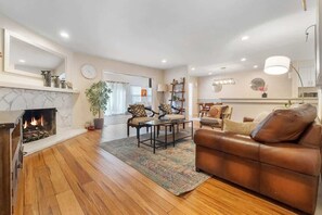Téléviseur, foyer, livres, bureau