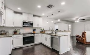 Réfrigérateur, four à micro-ondes, un four, surface de cuisson