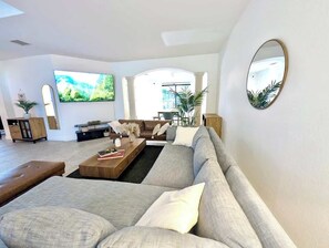 Televisio, kirjoja, työhuone