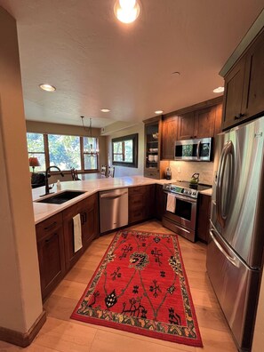 Private kitchen - Canyon Run Location Location Location! Just minutes from Vail and Beaver Creek (Avon)