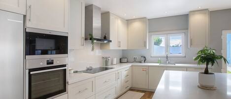 Frigorifero, microonde, forno, piano cottura