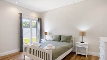 Iron/ironing board, WiFi, bed sheets, wheelchair access