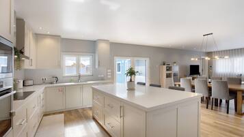 Een koelkast, een magnetron, een oven, een kookplaat