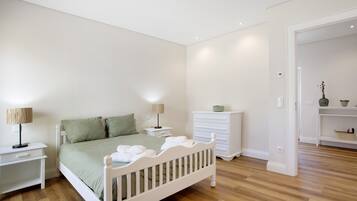 3 dormitoris, planxa i posts de planxar, wifi i roba de llit