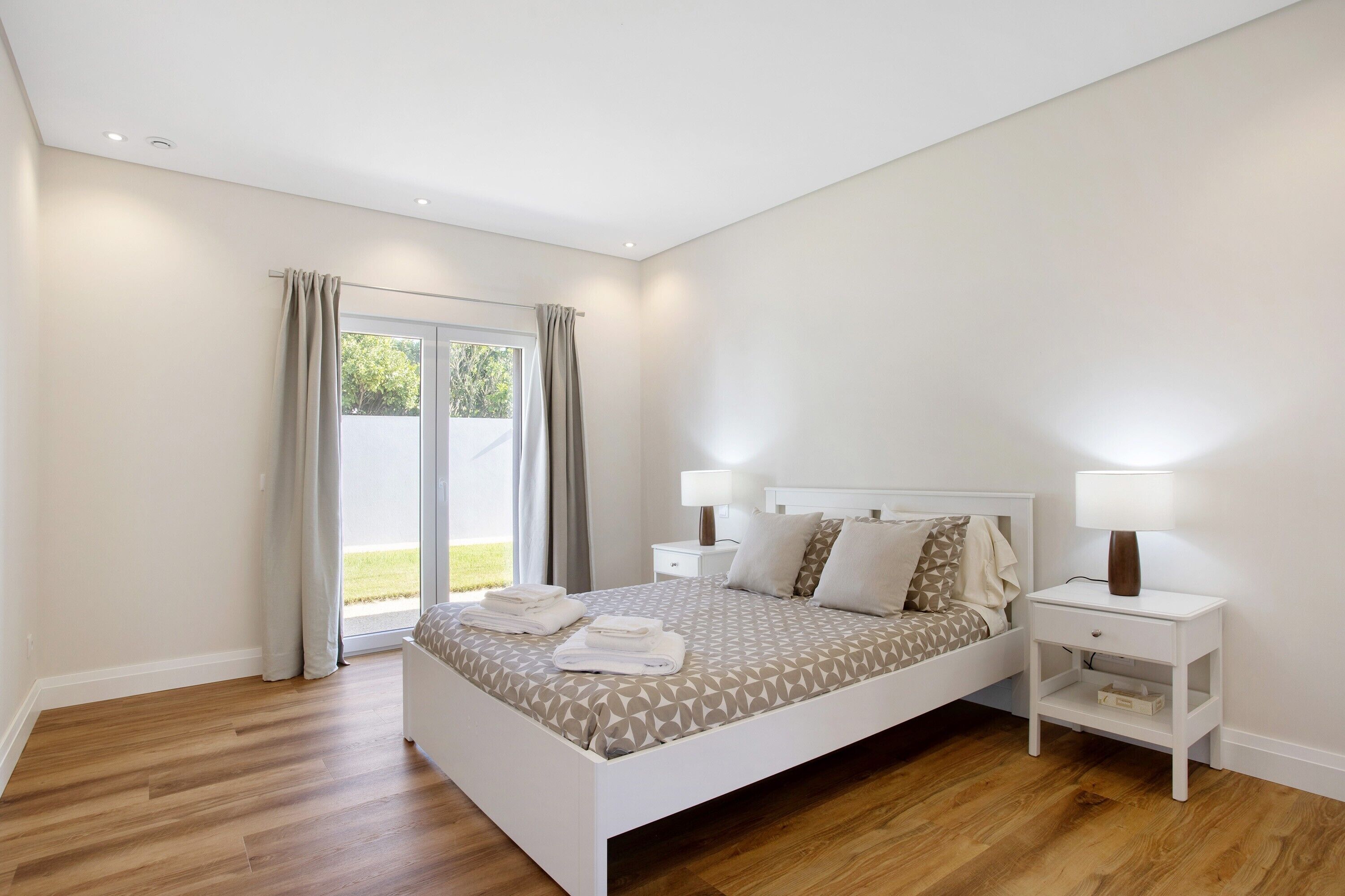 3 habitaciones, tabla de planchar con plancha, wifi y ropa de cama 