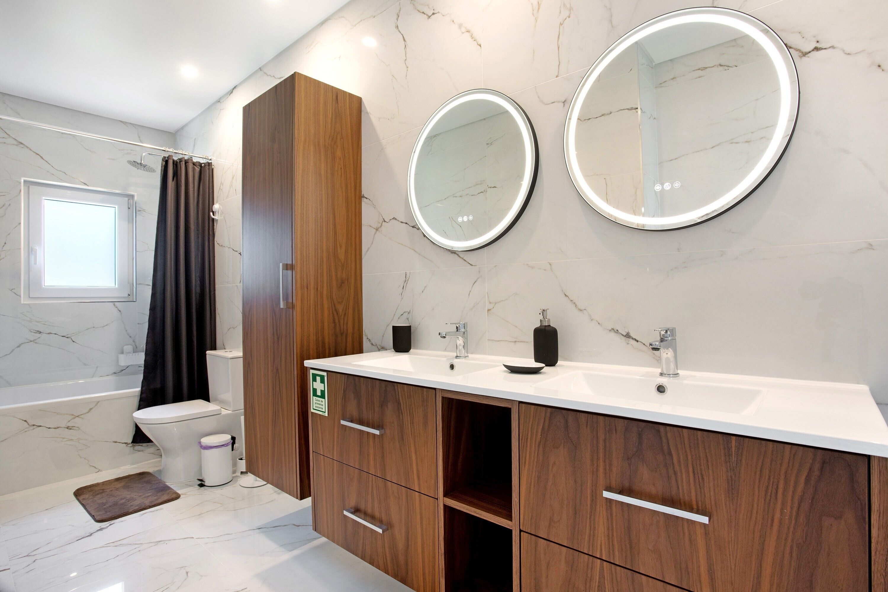 Een douche, een haardroger, handdoeken