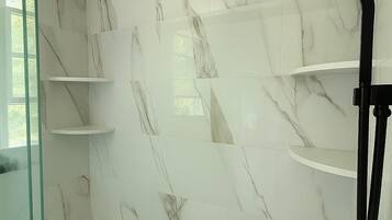 Ducha, secador de pelo, bidé y toallas