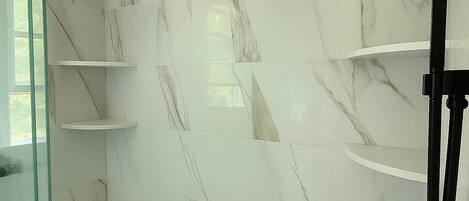 Douche, sèche-cheveux, bidet, serviettes fournies