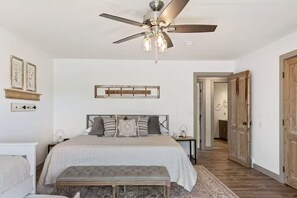 4 bedrooms, iron/ironing board, WiFi, bed sheets