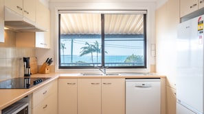 Fridge, microwave, oven, stovetop - Perfectly positioned between Woolgoolga’s beautiful beaches (Woolgoolga)