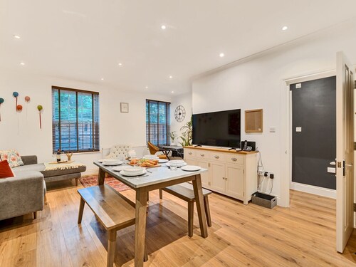 Chic Apartment - Bushy Park Views | Hampton Court - Pass the Keys