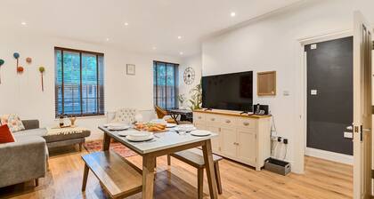 Chic Apartment - Bushy Park Views | Hampton Court - Pass the Keys