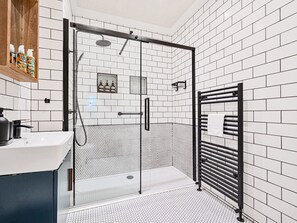 Dusche, Haartrockner, HandtĂŒcher