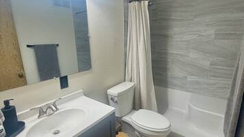 Ducha, toallas y papel higiénico