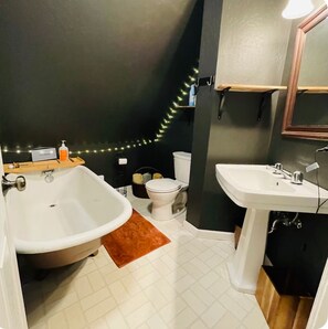 Séchoir à cheveux, serviettes fournies, savon, papier de toilette