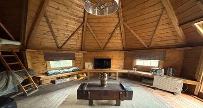 Hobbit Haven Hot Tub and Countryside Bliss