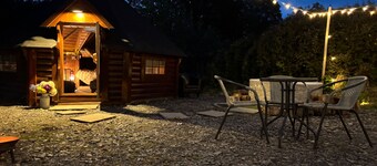 Hobbit Haven Hot Tub and Countryside Bliss