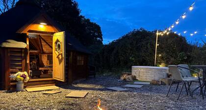 Hobbit Haven Hot Tub and Countryside Bliss