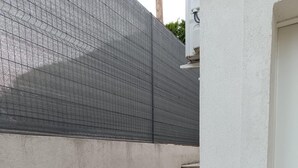 A narrow outdoor corridor with a concrete floor and a metal grate. - Studio 4 persons (Le Cannet)