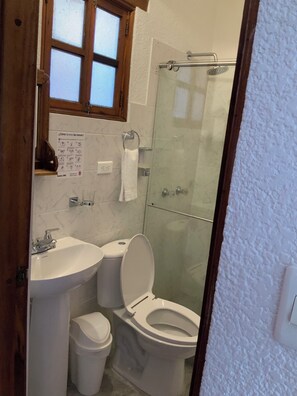 Habitación con 2 camas individuales, vista a la ciudad | Baño | Regadera, toallas, jabón, papel de baño 