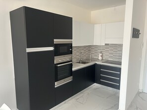 ثلاجة، ميكروويف، فرن، موقد طهي مسطح