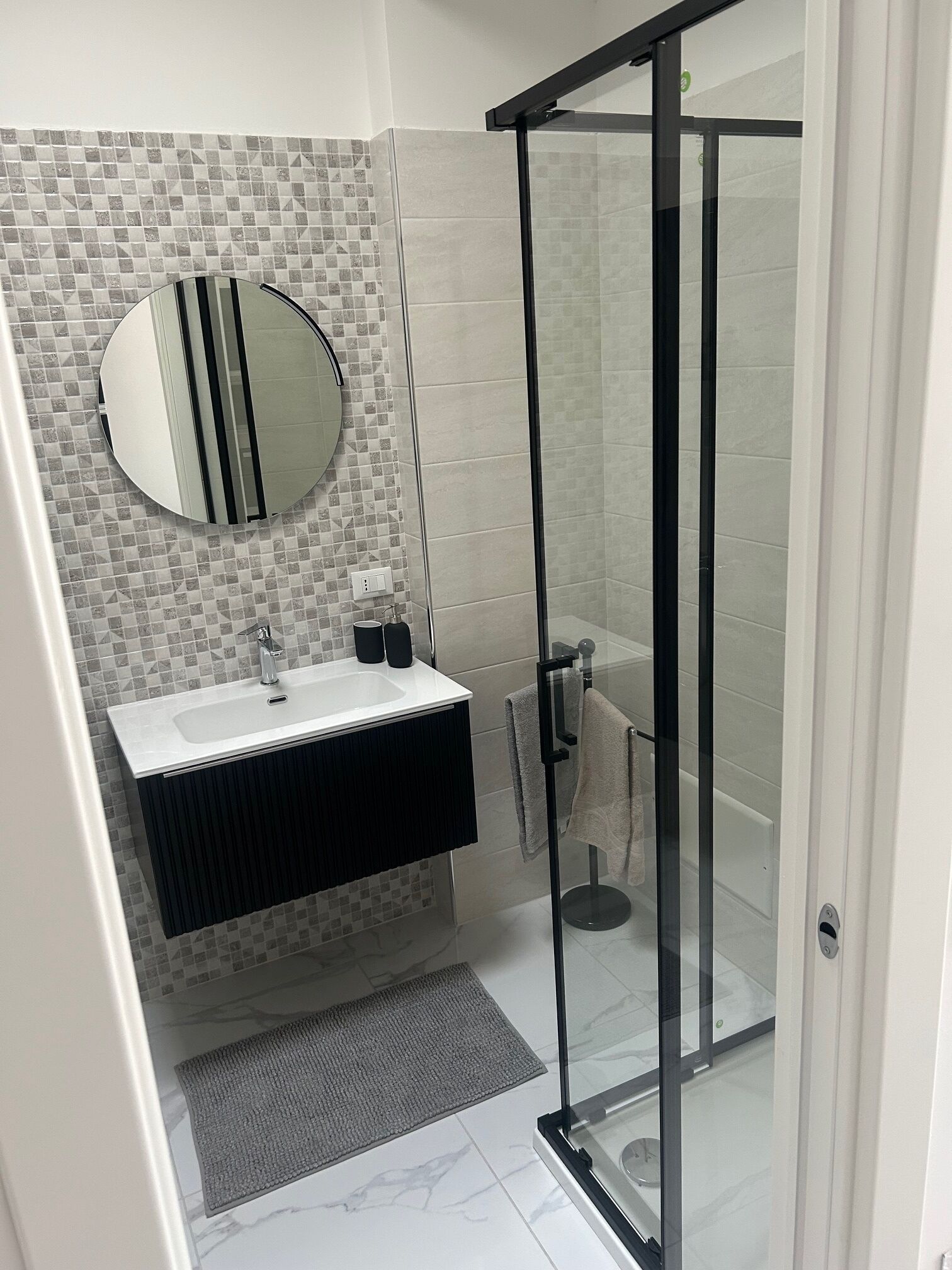 Ducha, secador de pelo, bidet, toallas