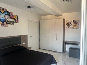 1 غرفة نوم وخزنة داخل الغرفة ومكواة/لوح كي وسرير سفر