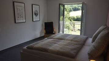 Een strijkplank/strijkijzer, reisbedje, gratis wifi, beddengoed