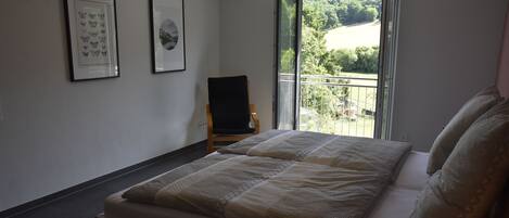 Bügeleisen/Bügelbrett, Reisekinderbett, kostenloses WLAN, Bettwäsche