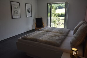 Een strijkplank/strijkijzer, reisbedje, gratis wifi, beddengoed