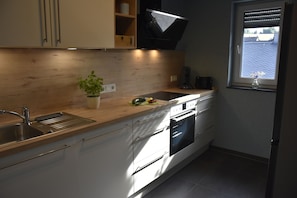 Een koelkast, een oven, een kookplaat, een vaatwasser