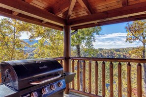 Property grounds - Cozy Cabin with Amazing Views! Sleeps 8! Private Hot Tub! Resort Pools/Mini Golf (Sevierville)