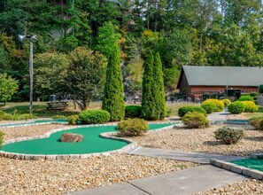 Property grounds - Cozy Cabin with Amazing Views! Sleeps 8! Private Hot Tub! Resort Pools/Mini Golf (Sevierville)