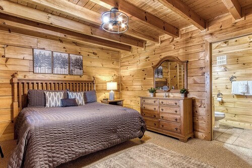 Cozy Cabin with Amazing Views! Sleeps 8! Private Hot Tub! Resort Pools/Mini Golf