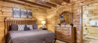 Cozy Cabin with Amazing Views! Sleeps 8! Private Hot Tub! Resort Pools/Mini Golf