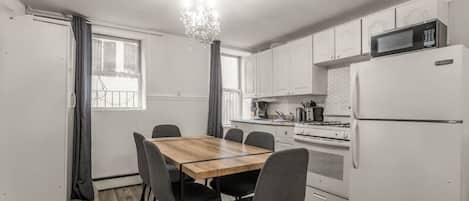 Réfrigérateur, four à micro-ondes, un four, surface de cuisson