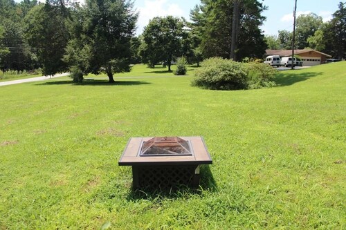 Cozy Cottage with Fire Pit - Family & Pet friendly - Near Downtown Chickamauga