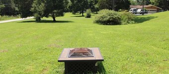 Cozy Cottage with Fire Pit - Family & Pet friendly - Near Downtown Chickamauga