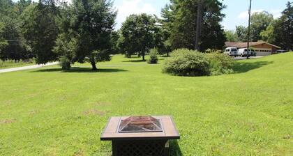 Cozy Cottage with Fire Pit - Family & Pet friendly - Near Downtown Chickamauga