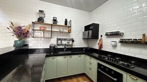 Private kitchen - Charming house with swimming pool (Águas de Santa Bárbara)