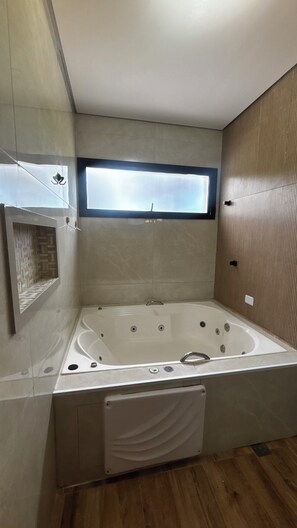 Shower, jetted tub - Charming house with swimming pool (Águas de Santa Bárbara)