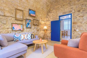 Apartament, 1 dormitori, cuina, vistes a la ciutat | Sala d'estar | Televisor intel·ligent de 55 polzades amb canals per cable