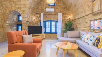 Appartement, 1 chambre, cuisine, vue ville | Salle de séjour | TV connectée de 55 pouces avec chaînes par câble, services de streaming