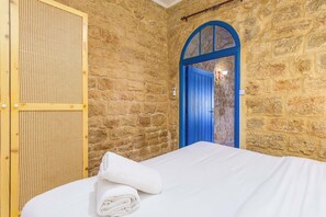 Apartament, 1 dormitori, cuina, vistes a la ciutat | Escriptori, espai de treball apte per a portàtils i cortines opaques