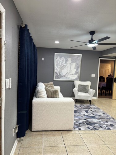 The Royal Retreat – Peaceful 3BR Getaway Just minutes from downtown Jacksonville