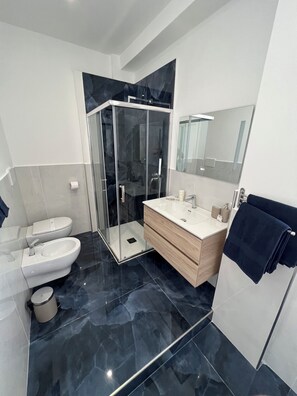 Dusche, Haartrockner, Bidet, Handtücher