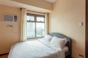 1 habitación, tabla de planchar con plancha y ropa de cama